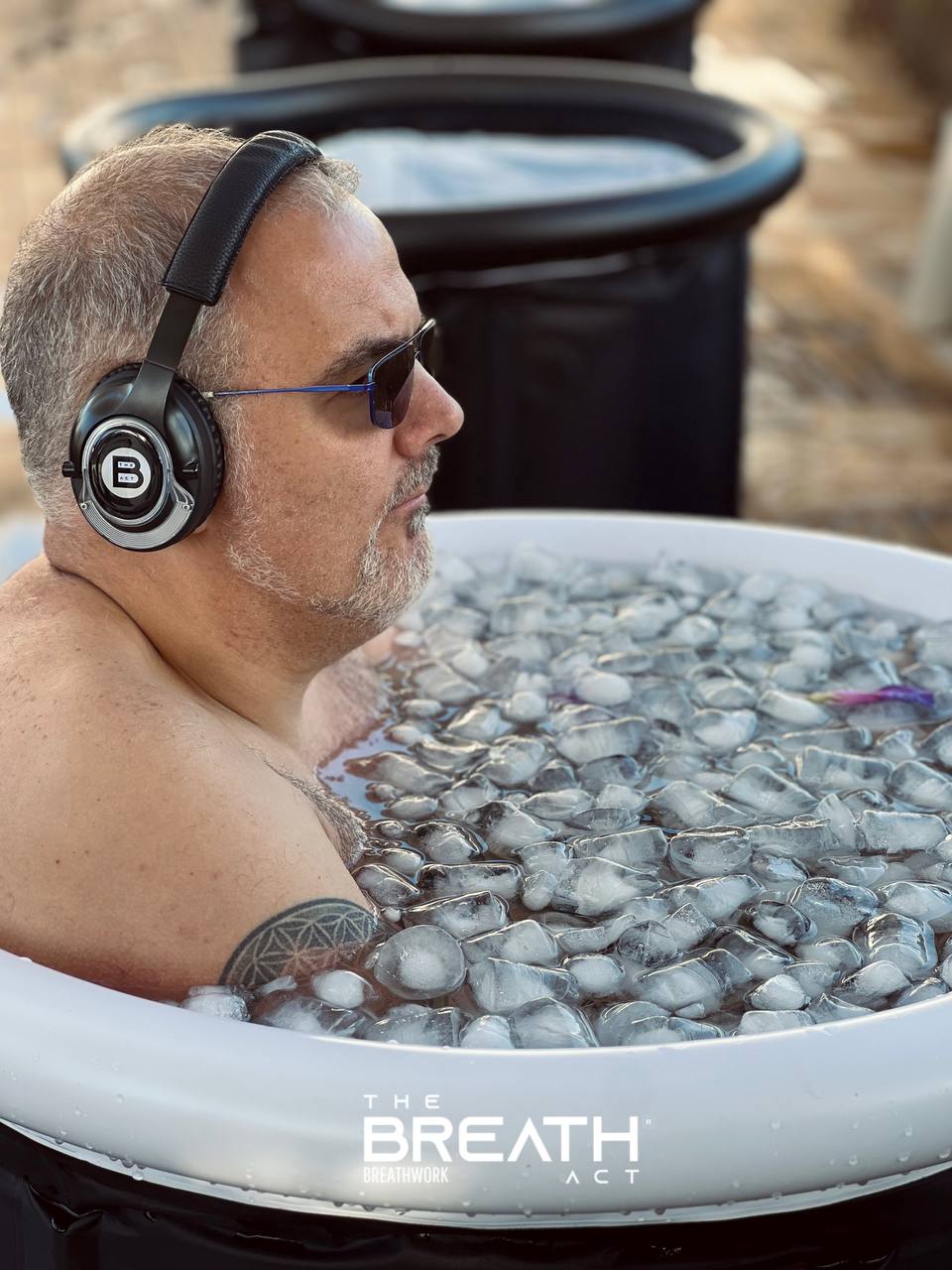 Juan Carlos en bañera de hielo practicando respiración