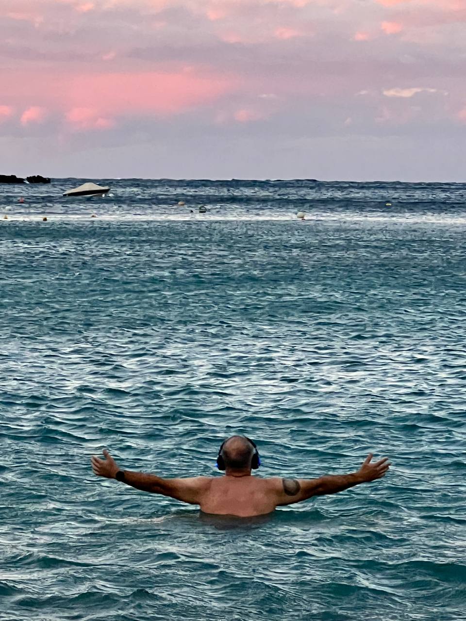 Juan Carlos en el mar practicando inmersión en agua fría